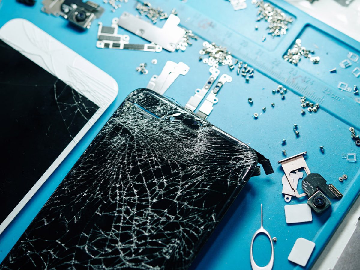 Sans titre-1_0015_broken-smartphones-and-small-screws-2FC6SZY